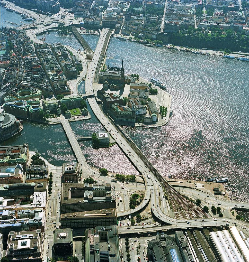 Bild 1: Riddarholmen med Riddarholmen, Centralbron och dagens två järnvägsspår. Banverket har sedan slutet av 80-talet arbetat intensivt med att försöka lösa järnvägsfrågan till centrala Stockholm.