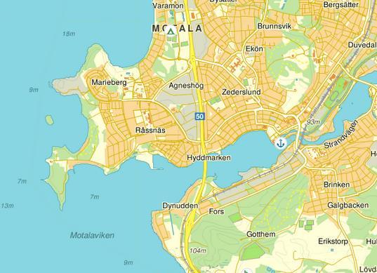 Bild 4.1 och 4.2: I vänster bild återges vart fastigheten principiellt ligger i förhållande till Motala centrala delar och Vätterns strand. I höger bild återges den aktuella byggytan mer noggrant.