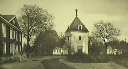 1933-34 Kyrkan renoveras under ledning av arkitekt K. Martin Westerberg, Stockholm, då bl. a. rötskadat timmer i stommen byttes ut.