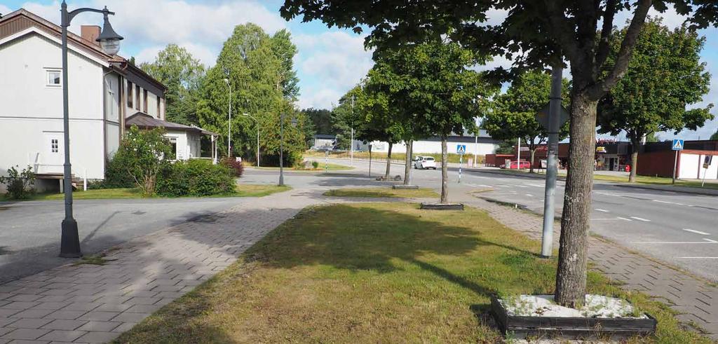 För att detta ska vara möjligt bör man se över parkeringssituationen och vid behov tidbegränsa parkeringar så att de parkeringsplatser som ligger centralt och nära service och handel företrädesvis
