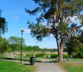 mot kollektivtrafik 1 öppen gräsyta efintliga sittplatser 2 område med insekthotell och fågelholkar Utanför kartbilden finns ett friluftsbad vid strandkanten.