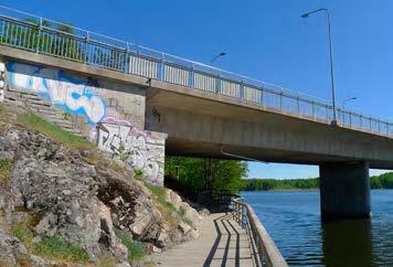 Under bron Idag Passagen under bron går på nyanalagda träbryggor. Vägen ner mot träbryggorna har en varierande bredd är ganska otydlig. Under bron är det mörkt och brons fundament täcks av klotter.