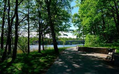 radhusområde vid Gräsmarksgränd Längre fram på stråket öppnar landskapet upp sig till en långsmal gräsyta, liknande pelousen i Hagaparken. Gräsytan kantas i väster av bostadsområden.