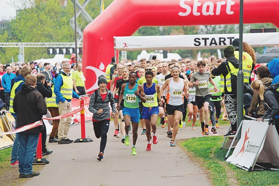 600m/1,6 km lilla blodomloppet för dem som är födda 2005 eller senare. Vi ställer med så många 5-mannalag vi kan skrapa ihop.