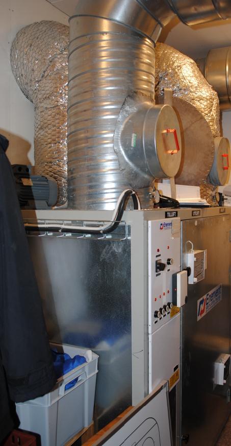 Figur 2.13 Ishallens stålbärverk och innerväggar i obehandlat trä. 2.2 Ventilationssystemet I servicedelen finns totalt två ventilationsaggregat av typen FTX-system.
