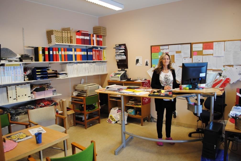 3.2 Brandcell 2: Omklädningsrum, sekretariat, förråd och tvättstuga I sekretariatet arbetar en kanslist, se figur 3.2. Denna person är deltidsanställd och finns på plats fyra dagar i veckan mellan kl 08:00 och 13:00.