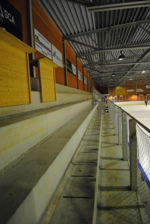 Läktargångarnas innerväggar och tak utgörs av läktarens undersida. Denna består av en träkonstruktion med plywoodskivor som beklädnad, se figur 11