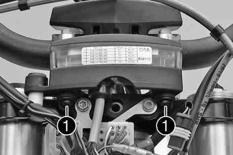 Kontrollera strålkastarinställningen. 5 m För en motorcykel med förare ska gränsen mellan ljust och mörkt område befinna sig exakt på det nedre märket.