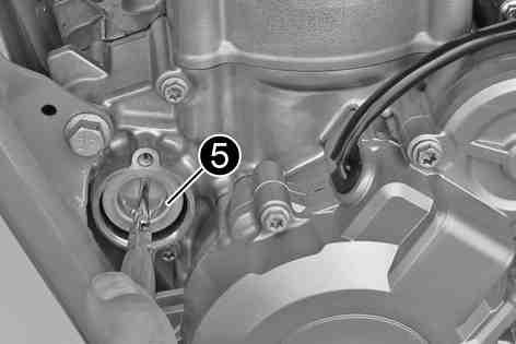 ( s 59) Huvudarbete Ställ en lämplig behållare under motorn. Ta bort oljeavtappningsskruven1samt magnet och tätningsring.