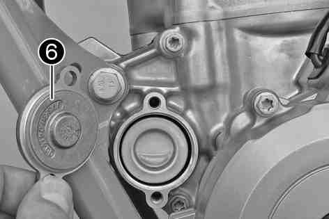 Olja in O-ringen på oljefilterlocket och montera den med oljefilterlocket6. Sätt i och dra åt skruvarna. Skruv oljefilterlock M6 10 Nm Ställ motorcykeln upp.