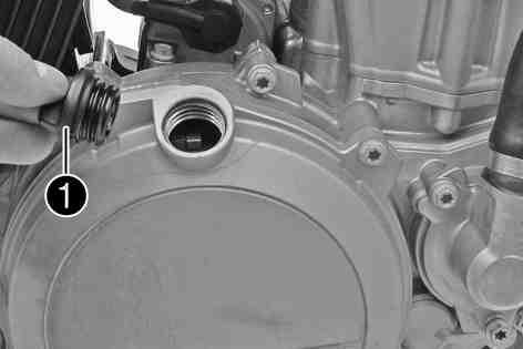 SERVICEARBETEN PÅ MOTORN 90 Ta bort oljepåfyllningsskruven1med O-ringen från kopplingslocket och fyll på motorolja.