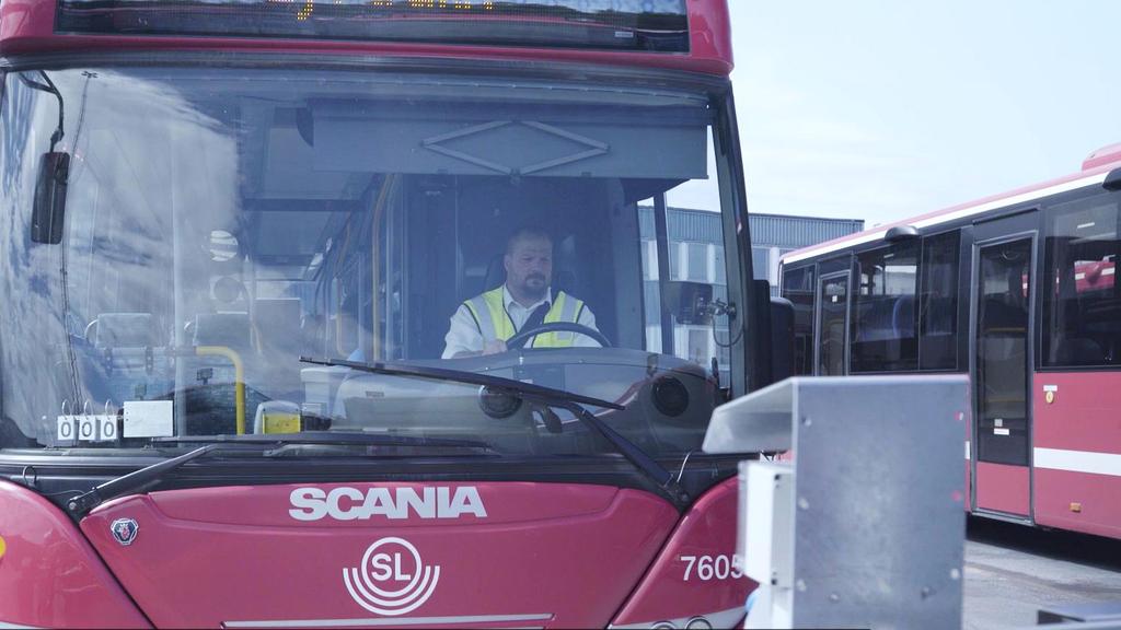 Sensorn i bussen mäter temperaturen i förarens miljö samt batteriladdspänningen Sensorn tar kontakt med rampenheten som styr energiförsörjningen När bussens temperatur går en grad under inställd