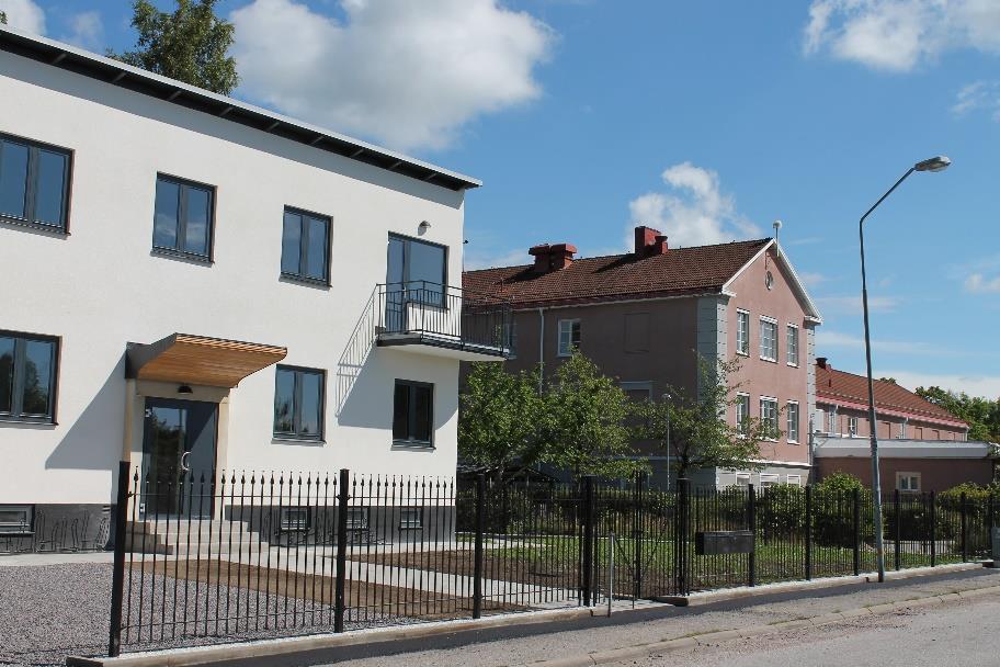 Ca 300 meter söder om planområdet finns även Västra parken som är en lokalpark med gräsmatta, boulebana och sittplatser.