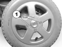 Demontera hjulet Lyft upp fordonet och lägg in en träklots undertill. Skruva loss de fyra försänkta skruvarna TX40 (1) med Torx-biten. Lyft av hjulet från navet.