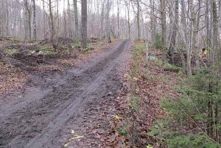 Lämningstyp: boplats. Höjd över havet: cirka 21 till 27 meter. Terräng: är belägen på, samt väster, öster och norr om en mindre åsrygg i en nordsluttning.