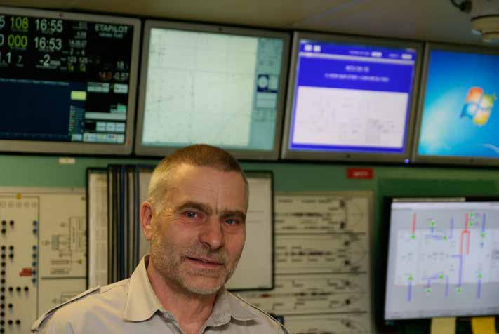STENA DANICA Stena Danica. Andremaskinist Stefan Johansson kan nu informera sig om trafikläget när AIS-informationen numera också finns tillgänglig i maskinkontrollrummet.
