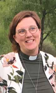 Så utifrån dessa ord brukar jag säga att man är lite av en socialarbetare inom kyrkan, en hand mellan kyrka och samhälle.