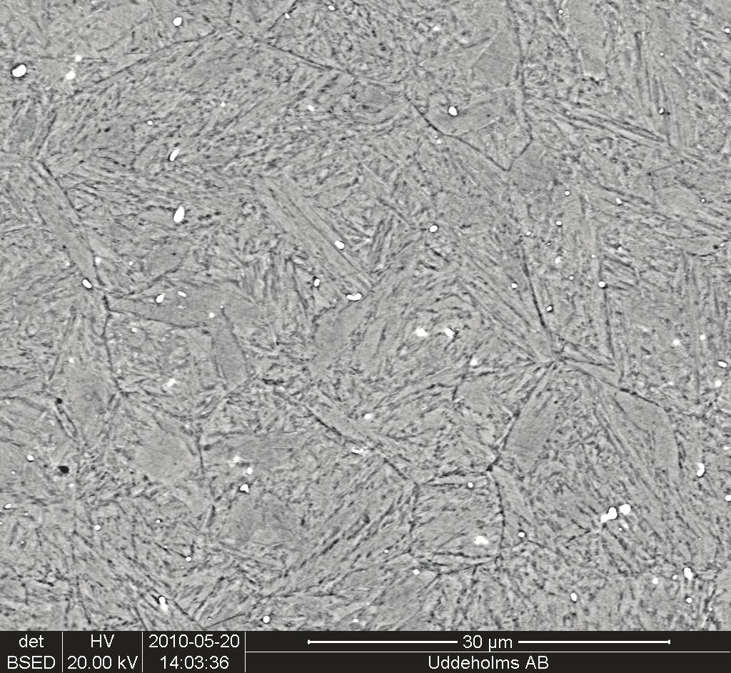 anlöpt tillstånd bestod av martensit och fördelade karbider, se figur 25.