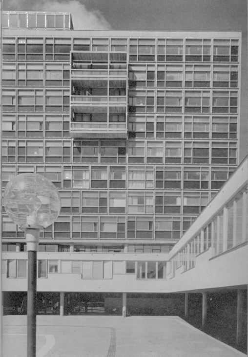 Vy från gården, Ur Arkitektur nr 9 1960. Entréhallen mot söder, Ur Arkitektur nr 9 1960.