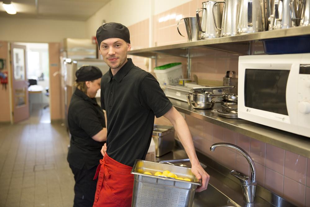 Ansvarsfördelning Oavsett profession har alla ett gemensamt ansvar för helhetsperspektivet när det gäller maten och måltiden i enlighet med antagen måltidspolicy.