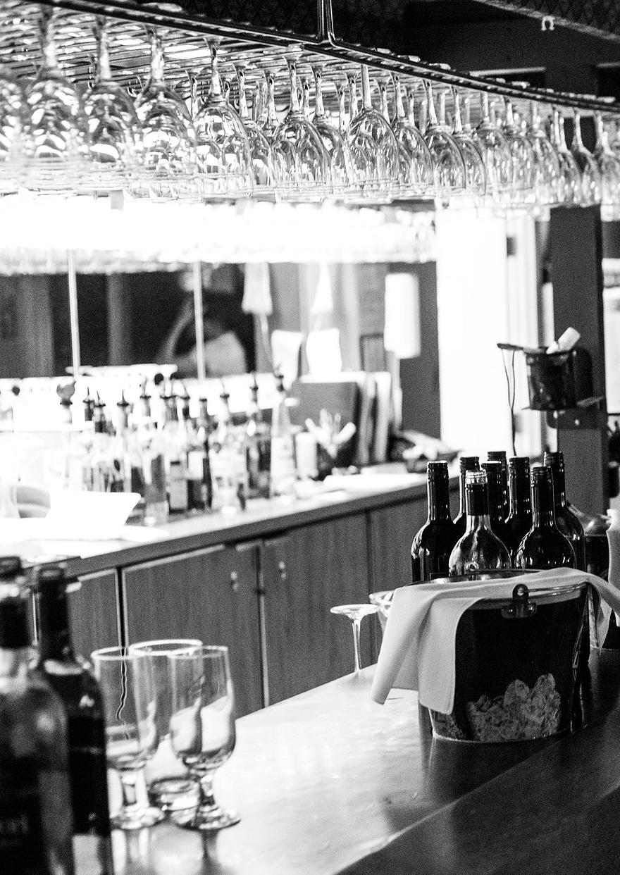 GLASEN DU SERVERAR I SMAKSÄTTARE TILL DRINKEN