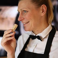 Ellen arbetar just nu som sommelier på Esperanto där hon med stil, finess och stor kunskap guidar gästerna genom hela middagsupplevelsen.