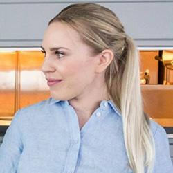 Sara Simu Likt en engagerad upplevelseguide lotsar Sara Simu gäster från när och fjärran genom menyn på Restaurang Luppioberget i Tornedalen.