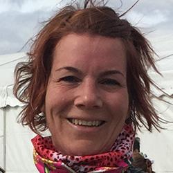 på bordet som naturen utanför fönstret.