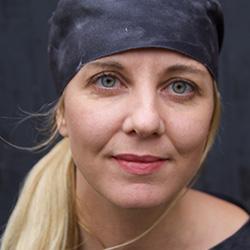 Sara Wennerström Med transparens, bra råvaror och en stark vilja skapar Sara ett fantastiskt bakhantverk på Solhaga Stenugnsbageri i Slöinge och Borgmästargården i Falkenberg.