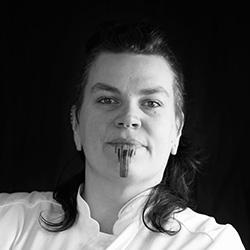 Årets STELLA-konditor Liv Sandberg Med ett häpnadsväckande hantverk driver Liv Sandberg Cake Art i Hökarängen i Stockholm.