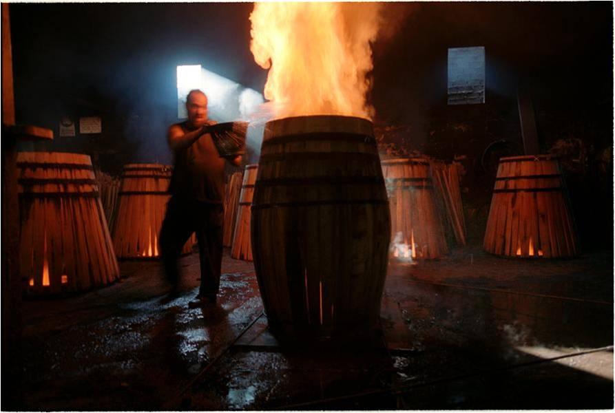 (dunnage warehouses). I varje fat finns det en liten, liten, liten del koppar. Detta efter som destilleringsprocessen fäller ut en del koppar som följer med spriten.