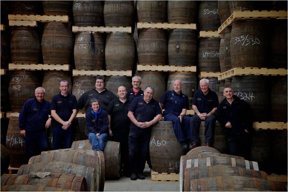 Gruppbild på de som tillverkar whiskyn vid Glengoyne Nuförtiden så kan man i stort sett inte köpa whisky från andra tillverkare utan man får byta med dem istället.