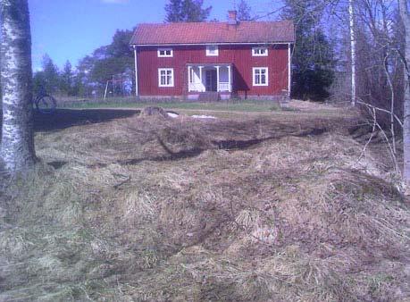 Vid Röshällorna hängde en trasig skylt i ett träd och där bör en ny skylt med aktuell information sättas upp.