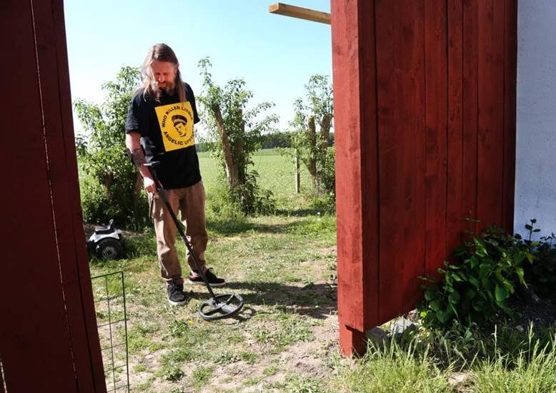 Bakgrunden var att ett silvermynt hittades på rubricerad fastighet under april månad 2018, i samband med uppsättning av plank mellan två byggnader på sin fastighet.