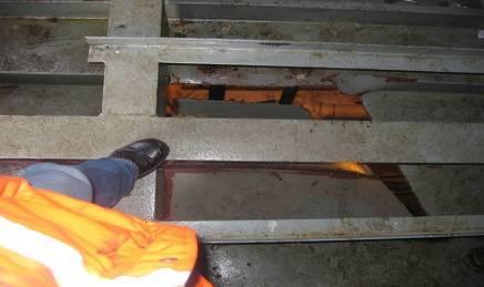 och fartyget hade ett akterligt trim på 1,13 meter och ett korrigerat GM (metacenterhöjd) på 0,64 meter. Vid explosionen störtade olja ner genom en reva i tanktaket till dubbelbotten.