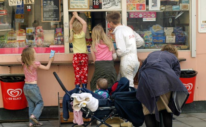 I Sverige infördes 1997 ett förbud att sälja tobak till personer under 18 år.