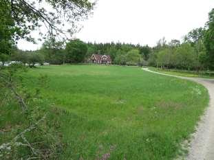 bebyggelsen och sjön.
