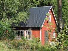 Typiska sidobyggnader till torpmiljön är utedasset och den