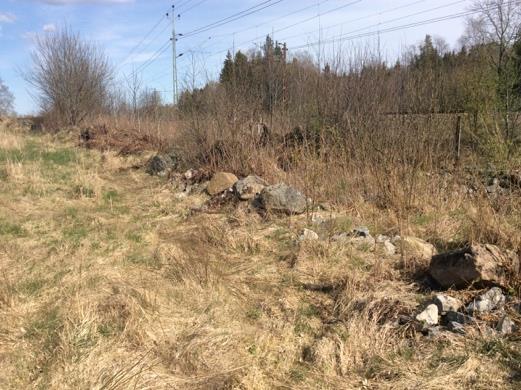 Varierad öppenhet. 13 Stenmur i Mindre stenmur inom nuvarande trädsäkringszon.