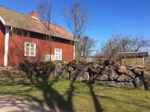 29 Stenmur i Liten mur i gårdsmiljö. En rest från förr.