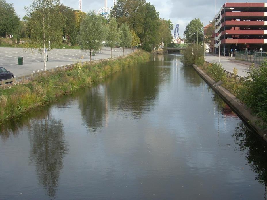 7 (2) Bild 5.2 Mölndalsån, södra delen av område, vy från söder med naturlig slänt väster om ån och stödmur öster om ån. 5.2 Geotekniska förhållanden Enligt tidigare utförda undersökningar består jordlagren från markytan i huvudsak av: Fyllning till ca 1,5 á 2 m djup.