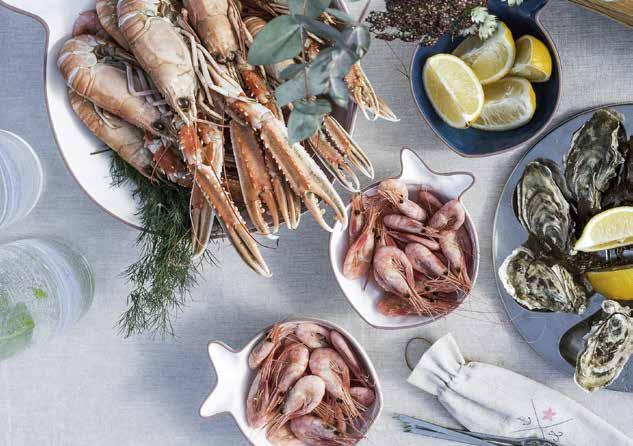 Fish serveringsskål stor, vit Porslin. Serveringsskål i underbar design med kontrastfärgad kant och releifmönstrad insida för en härlig känsla. Klarar maskindisk. Finns i två olika storlekar. Art.