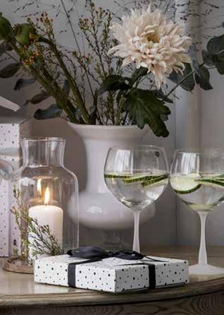 Trophy vas, klar Glas. Vas i munblåst klarglas i en modern tappning av den klassiska troféformen. Låt dina blommor synas från topp till tå. Art.