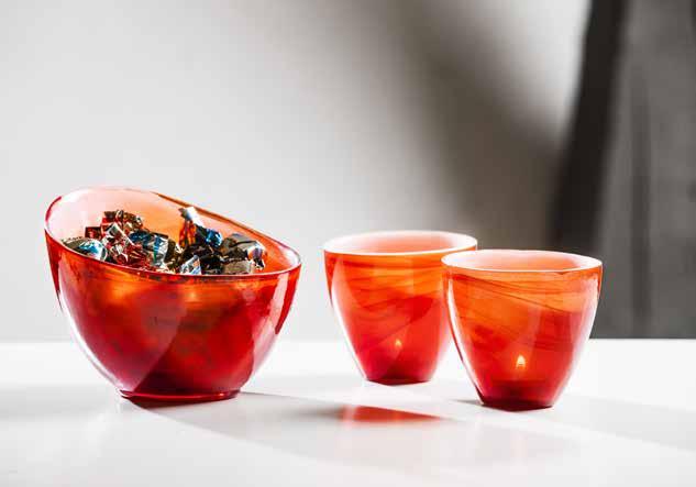 Candy skål, röd Infärgat glas. En snygg dubbelfärgad ljuslykta i glas från Sea Glasbruk. En lyckad present som passar i de flesta hem.