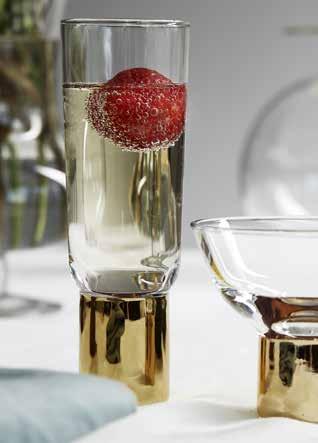 CLUB Club champagneglas guld, 2-pack Munblåst glas. Champagneglas i Sagaforms ikoniska och unika club-design. Garanterat en uppmärksammad detalj på nästa middag eller fest!