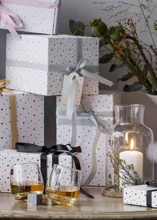 På nästa uppslag visar vi vårt utbud av företagsgåvor som redan är i en presentkartong, utan extra kostnad. PRESENTINSLAGNING Vi slår gärna in din gåva i vackert presentpapper om du så önskar.