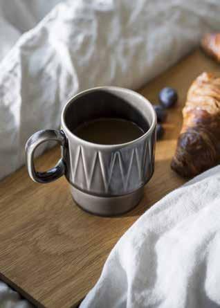 SNYGGA MÖTEN Coffee & More Kaffemugg gul Stengods. Kaffemugg med karakteristisk relief. Kaffemuggen är en del i serien Coffee & More, framtagen av Sagaform i samarbete med designern Margot Barolo.