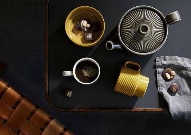 SNYGGA MÖTEN Coffee & More Tekanna grå Stengods. Tekanna med karakteristisk relief. Tekannan är en del i serien Coffee & More, framtagen av Sagaform i samarbete med designern Margot Barolo.