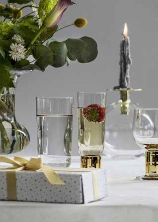 HAPPY HOLIDAYS Lyxig lanterna Glas/stål. Dekorativ hög ljuslykta med guldfärgat metallunderrede och vackert glas. Lyxig gåva komplett med ljus.