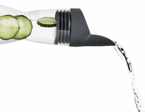 SNYGGA MÖTEN Flip karaff Munblåst glas/silikon. Flip karaffen är den första produkten som tagit form ur det nya samarbetet mellan, Londonbaserade designföretaget, Robin Levien och Sagaform.